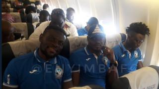 Awọn agbabọọlu Enyimba ninu baluu