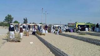 تجمع مردم بیرون مسجد
