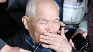 약 13년 전 소송을 제기한 강제징용 피해자 4명중 유일한 생존자인 이춘식(94) 할아버지가 소회를 밝히는 도중 눈물을 흘리고 있다