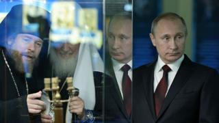 Tikhon Shevkunov (à esq.) e Vladimir Putin