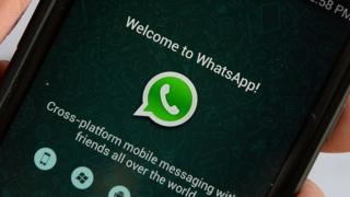 Un teléfono con WhatsApp