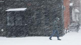 Powerful Snowstorm Blankets US East Coast - BBC News