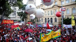 Simpatizantes de Lula reunidos na Praça da República, em São Paulo