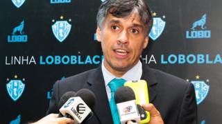 Paysandu Sport'un başkanı Sergio Serra konuşuyor