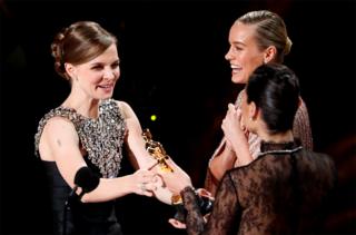 Gal Gadot hands composer Hildur Guonadottir an Oscar