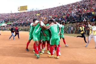 Les joueurs de Madagascar célèbrent un but contre le Sénégal lors des qualifications de la CAN 2019 (9 septembre 2018 à Antananarivo, Madagascar).