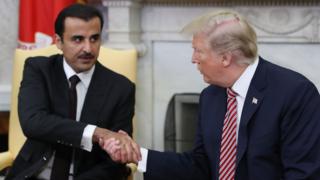 Эмир Катара шейх Тамим Аль Тани пожимает руку президенту США Дональду Трампу в Белом доме (10 апреля 2018 года)