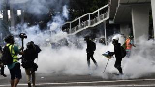 警方在元朗释放催泪弹