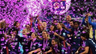Lyon Féminin celebrando