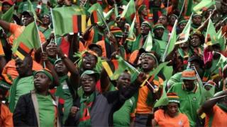 Urukino rwa kivandimwe rwoyihuje na Afrika y'Epfo muri Zambia kuri uyu wa gatandatu rwahagaritswe bisabwe n'abakunzi ba Chipolopolo