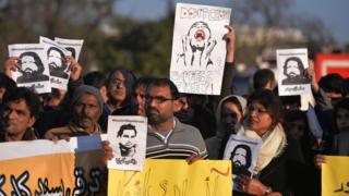 Ativistas pelos diretios humanos mostram imagens de blogueiros desaparecidos durante protesto em Islamabad em janeiro de 2017