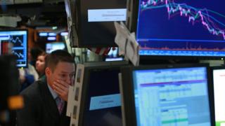 Трейдер работает на полу Нью-Йоркской фондовой биржи во время финансового кризиса