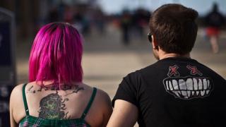 Una pareja sentada de espaldas