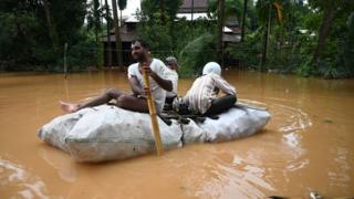 မြိတ်မြို့ရေကြီးရေလျှံလို့ ကိုယ့်နည်းကိုယ့်ဟန်နဲ့ ဖြေရှင်းကြ