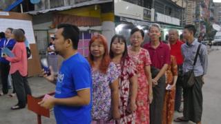 တာမွေမြို့နယ် အမှတ် ၃ မဲရုံမှာ မဲလာထည့်ကြသူတွေ
