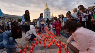 демонстранты зажигают свечи