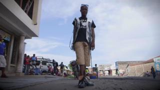 Etilista congolês que cria e veste roupas feitas de papel