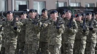Британские солдаты во время официальной церемонии приветствия развертывания многонационального батальона НАТО в Тапа, Эстония, 20 апреля