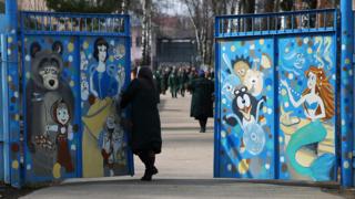 Можайск. 21 апреля 2015. У ворот в доме ребенка при Можайской женской исправительной колонии №5