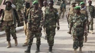 Saraakiil ka tirsan ciidamada dowladda Soomaaliya iyo kuwa AMISOM