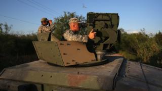 Un guardia nacional vigila la frontera de EE.UU.