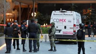 Policía fuera de Plaza Artz