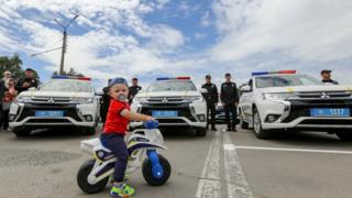 водій