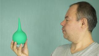 Hombre mirando a un enema
