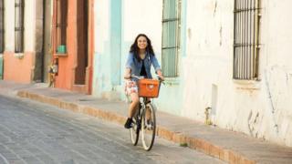 Joven en bicicleta