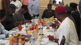 Raisi Muhammadu Buhari katikati akila chakula cha mchana katika jumba la Abuja mjini London