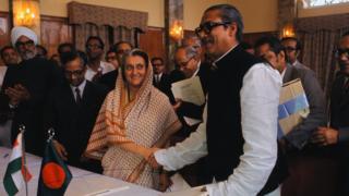 প্রধানমন্ত্রী শেখ মুজিব ও ইন্দিরা গান্ধী ঢাকায় বাংলাদেশ এবং ভারতের মধ্যে ২৫-বছর মেয়াদী মৈত্রী চুক্তিতে সই করেন, মার্চ ১৯, ১৯৭২।