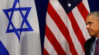 Barack Obama frente a banderas de Estados Unidos e Israel