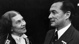 Richard Nikolaus Graf von Coudenhove-Kalergi aparece em foto ao lado de uma mulher