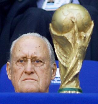 Joao Havelange junto al trofeo del Mundial de Fútbol