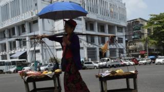 နေ့အပူချိန်တွေမြင့်တက်လာလို့ မနက် ၁၀ နာရီကနေ ညနေ ၄နာရီဝန်းကျင်အတွင်း အပြင်ထွက်တာကိုရှောင်ရှားဖို့ သတိပေးထား