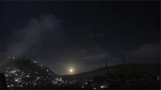 सीरियाच्या हवाई दलाने इस्रायलचं रॉकेट पाडण्यात आल्याचं म्हटलं आहे.