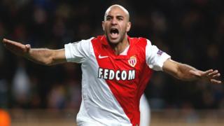 Abdenour, 28 ans, devrait jouer en charnière centrale avec Adil Rami pour renforcer un secteur qui a failli dimanche à Monaco, où l'OM a été balayé (6-1).