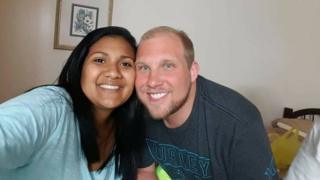 Joshua Holt y Thamara Caleño.