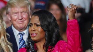Imagem mostra Omarosa Manigault Newman com Donald Trump ao fundo. Ela afirma, em livro, que presidente dos EUA é racista, sexista, intolerante e e que está em declínio mental.