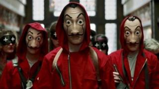 Personagens de La Casa de Papel usam máscaras de Salvador Dali