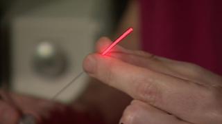Fibra ótica com raio laser