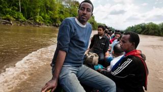 Migrantes nepalíes y de Eritrea a su paso por Panamá