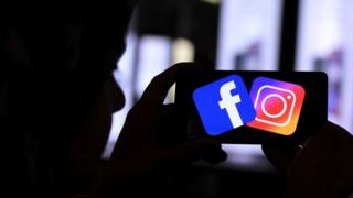 Pantalla de celular con Facebook e Instagram