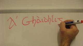 A' Ghàidhlig sgrìobhte air bòrd geal