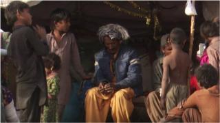 ثمرین غوری جامعات کے طالب علموں کے ساتھ کچی بستی اور آس پاس میں شعور اور آگاہی کی مہم چلاتی ہیں جس میں انہیں اقوام متحدہ کے پائیدار ترقی کے اہداف کے بارے میں آگاہی دی جاتی ہے۔