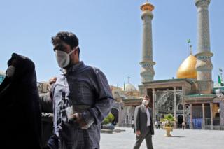 Iranian worshippers wear face masks at Tehran's Abdol Azim shrine on 25 May 2020