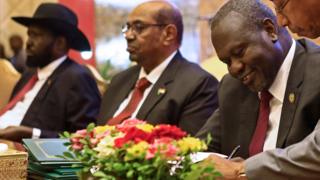 Madaxweyanaha Suudaan Cumar Al-Bashiir ayaa goob joog ka ahaa heshiiska dhawaan ay wada gaareen hogaamiyaha mucaaradka iyo madaxweynaha Koonfurta Suudaan.