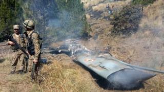 Soldados paquistaníes a orillas de uno de los aviones derribados