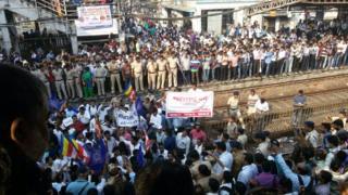 Тысячи протестующих из индийской общины далит из низших каст подорвали основные транспортные услуги в Мумбаи.