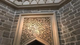 Köhnə daşların üstündən yeni örtük vurulub və yeni giriş tağ quraşdırılıb